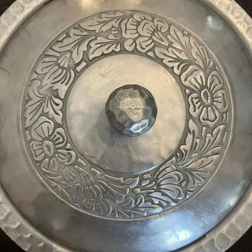 Vintage Everlast Hammered Aluminum Floral Lidded Casserole Dish — 11